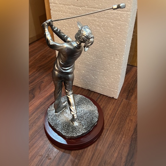 New Female Golfer Statue - Picture 2 of 3